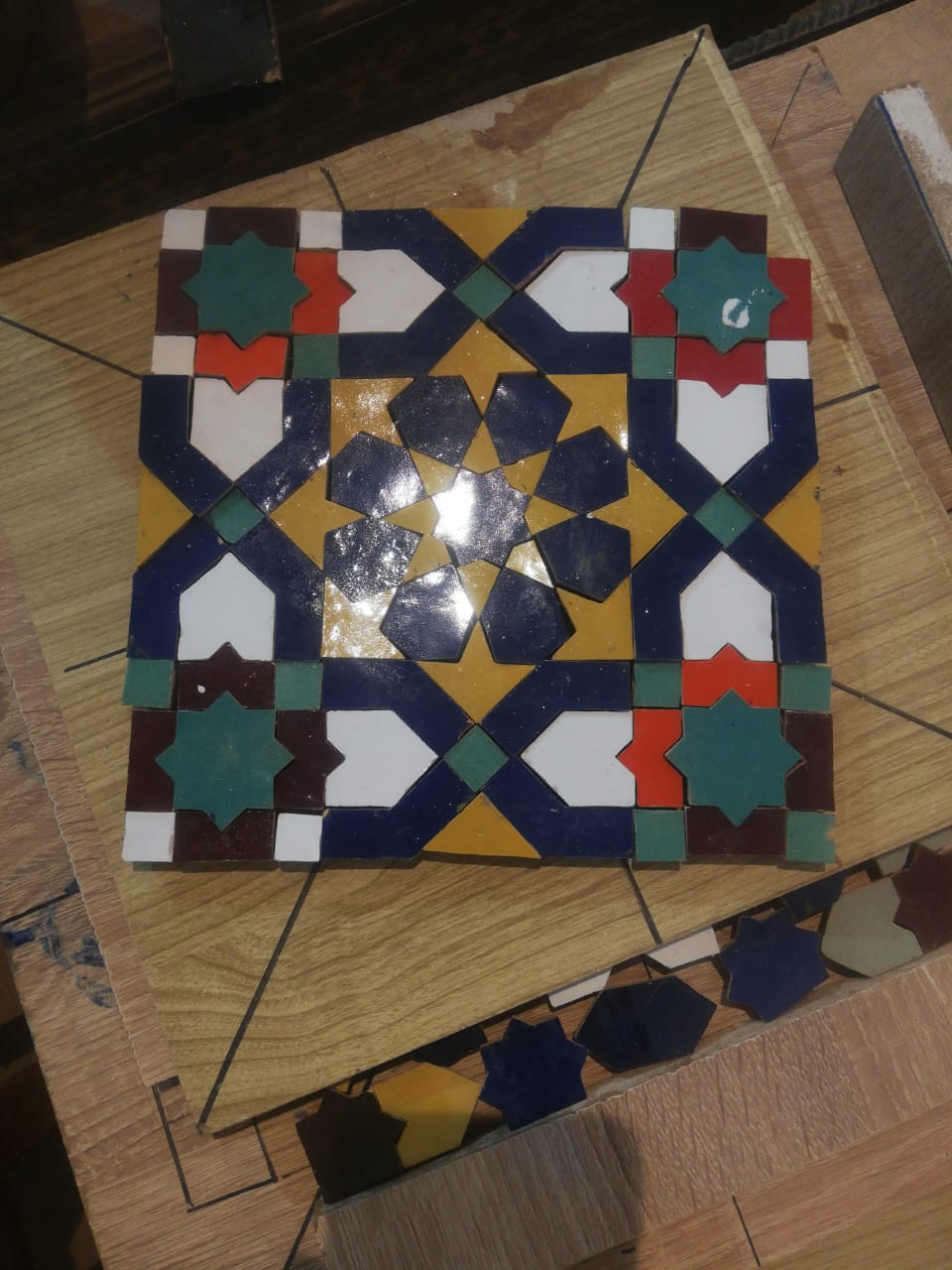 Motif géométrique de zellige terminé après l'atelier