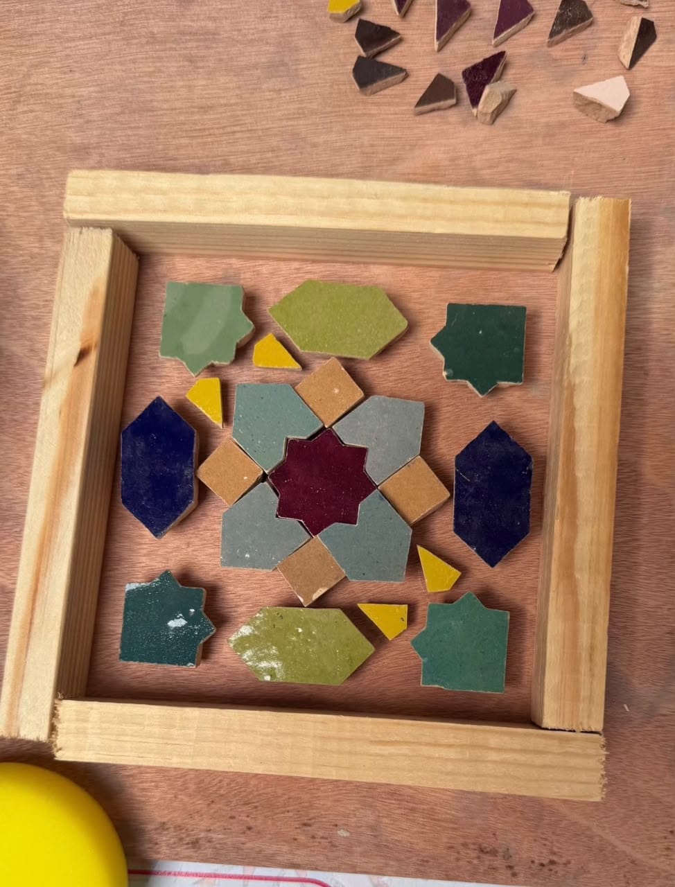 Motif de mosaïque marocaine coloré réalisé lors de l'atelier
