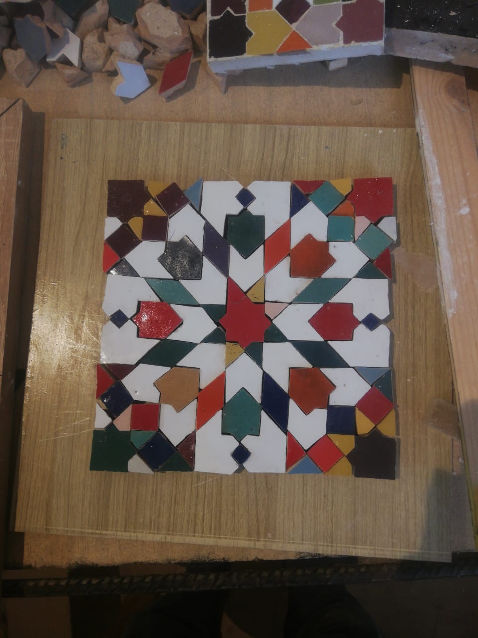 Motif géométrique de zellige en étoile, mosaïque marocaine traditionnelle