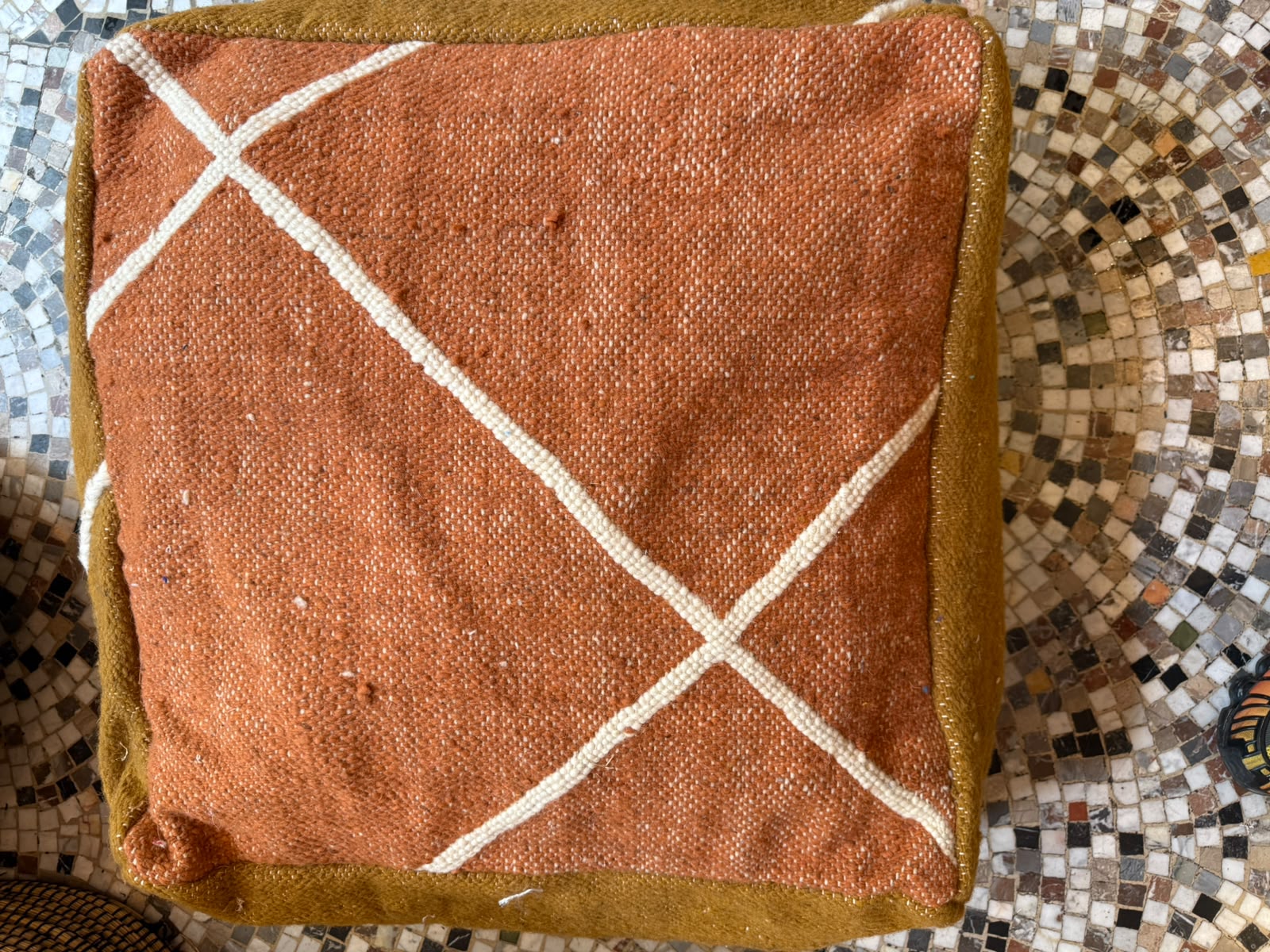 Pouf marocain artisanal associé à une décoration d'intérieur