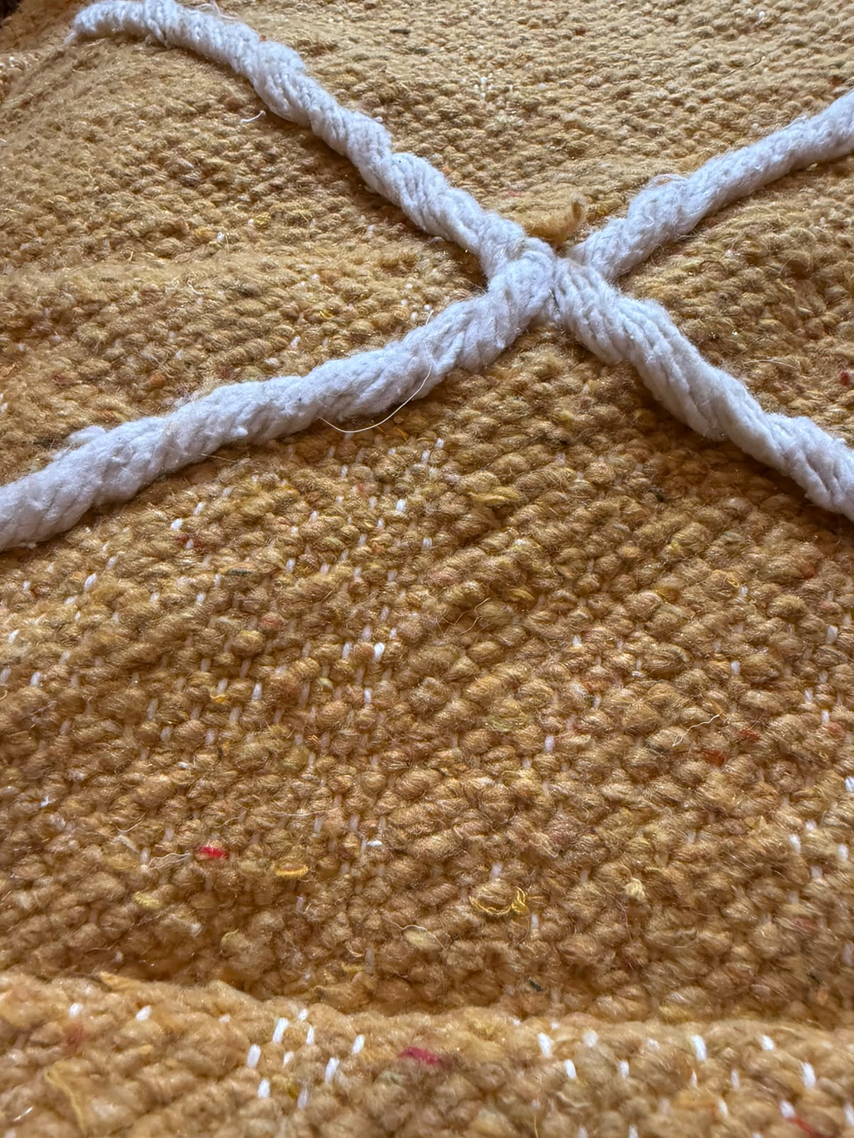 Détail de la patine d’un pouf vintage