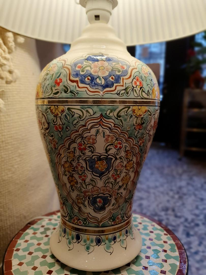 Pièce de céramique artisanale colorée pouvant devenir une lampe