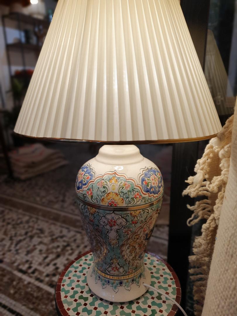 Objets de décoration artisanaux et céramiques au showroom de Saint-Gilles