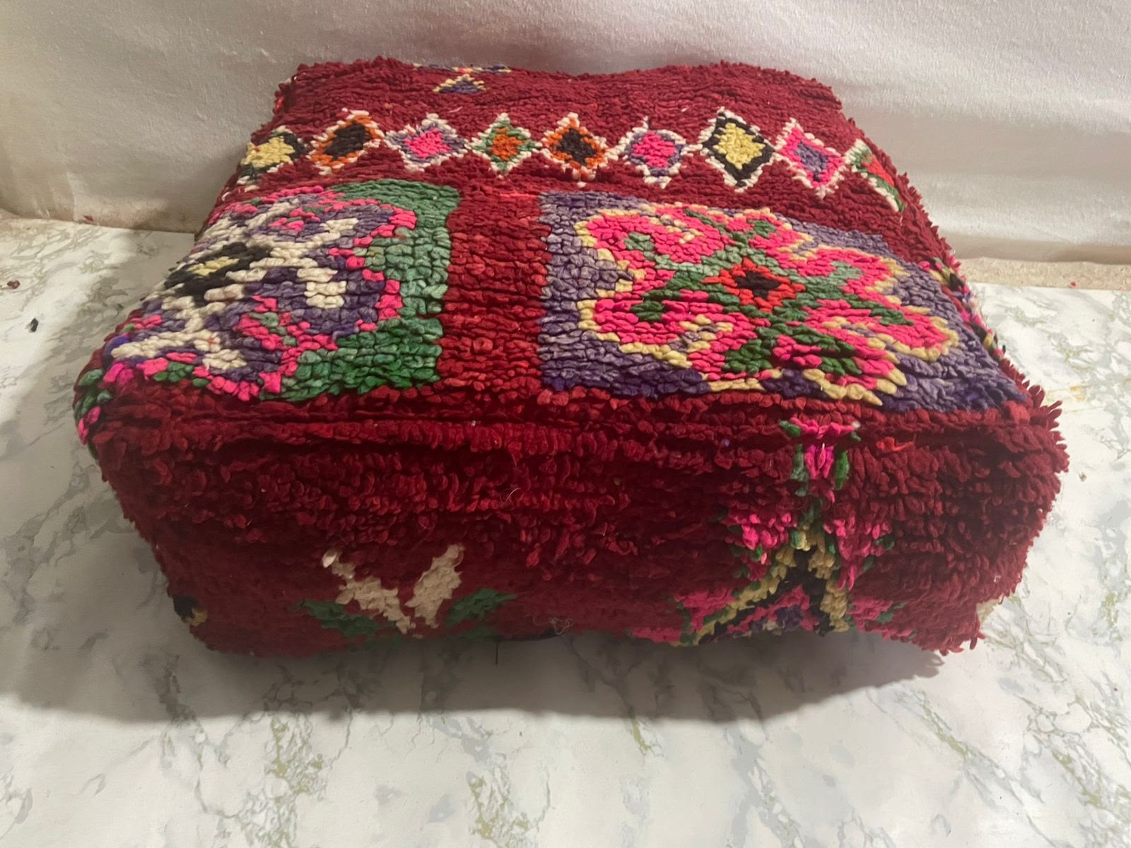 Nouveau stock de poufs marocains au showroom de Saint-Gilles