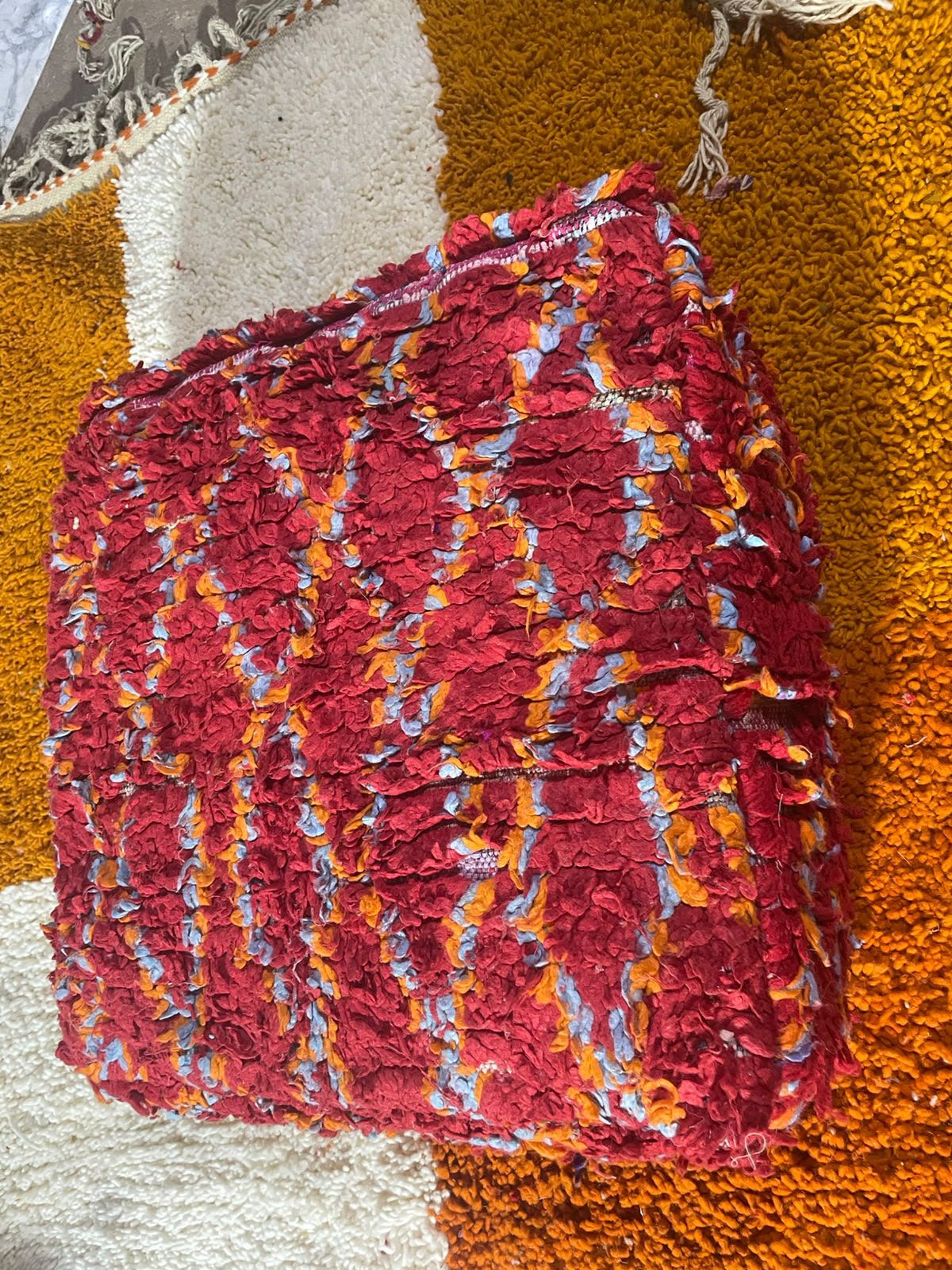 Pouf artisanal du nouveau stock, vue d’ensemble
